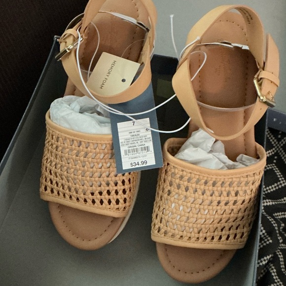 NWT sandals - Picture 1 of 3